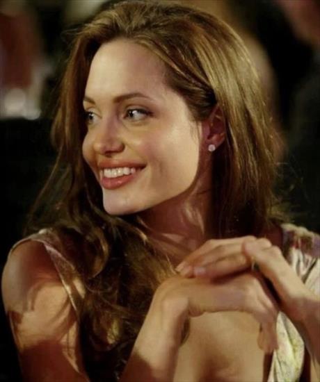Angelina Jolie - FtcWWWXaEAMwg-R.jpg
